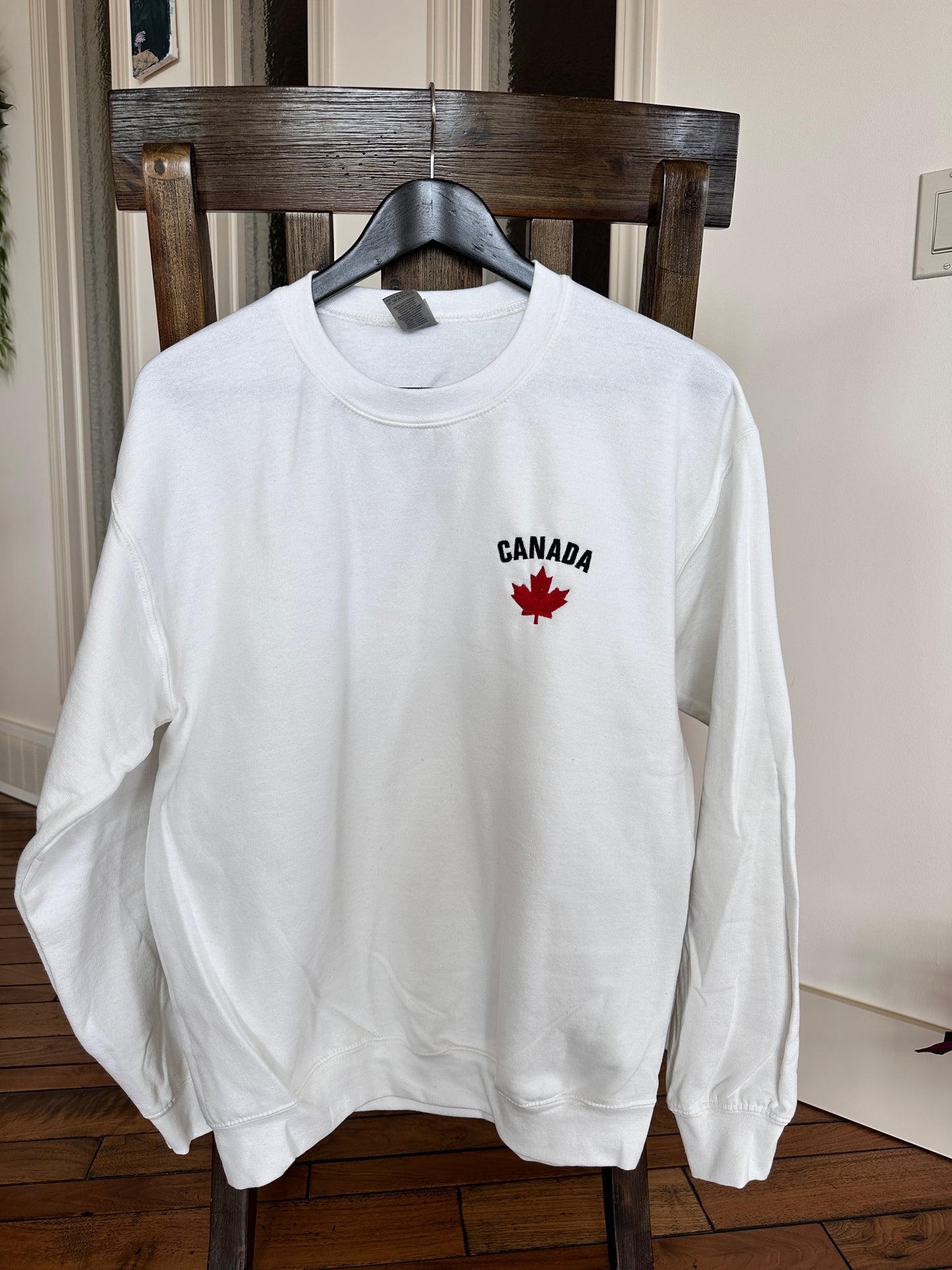 Canada Maple Leaf Sweatshirt in black or white
