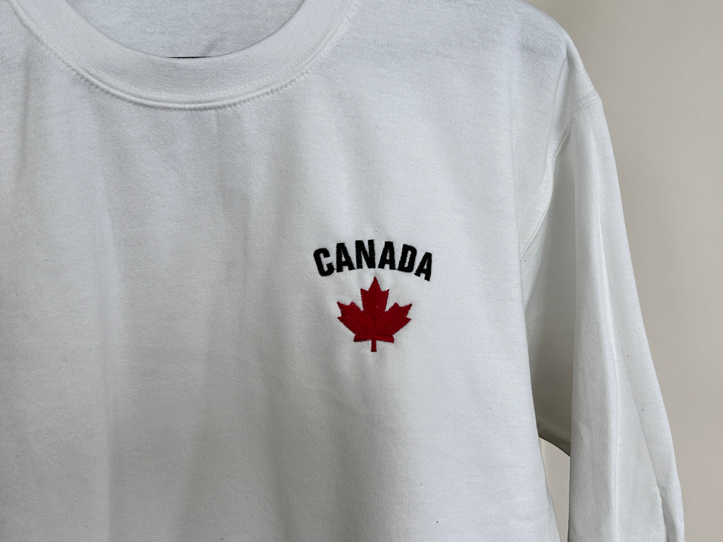 Canada Maple Leaf Sweatshirt in black or white